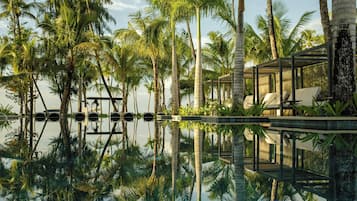 3 ulkouima-allasta, aurinkovarjoja