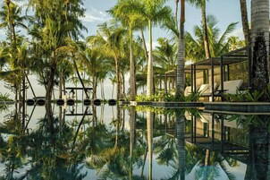 3 utomhuspooler och parasoller