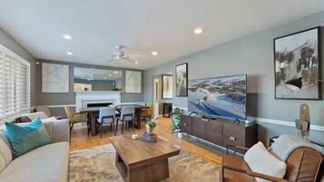 Een smart-tv en een open haard