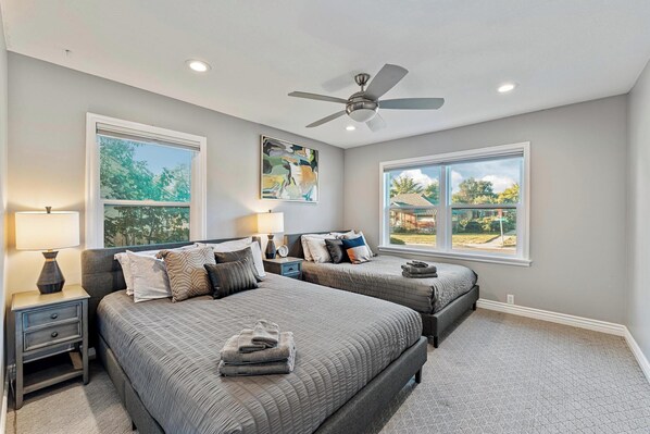 4 habitaciones, escritorio y tabla de planchar con plancha 