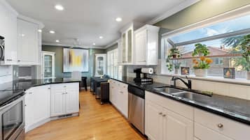 Een koelkast, een magnetron, een oven, een kookplaat