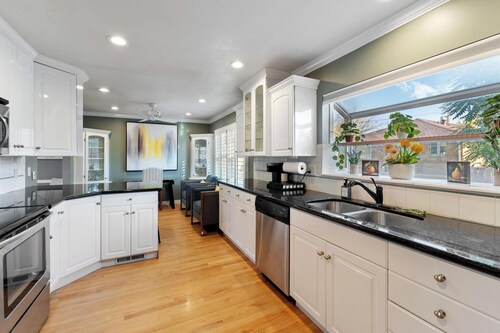 Modern Suburban Getaway: Backyard ~ Hot Tub ~ BBQ! Close to Mountains / Downtown