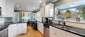 Modern Suburban Getaway: Backyard ~ Hot Tub ~ BBQ! Close to Mountains / Downtown