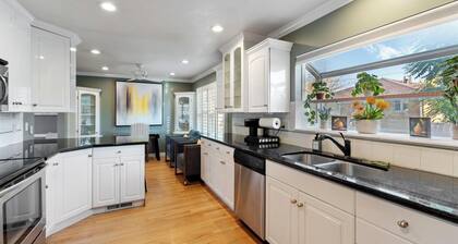 Modern Suburban Getaway: Backyard ~ Hot Tub ~ BBQ! Close to Mountains / Downtown