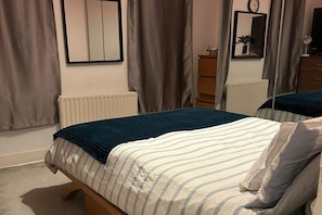 2 chambres, fer et planche à repasser, Wi-Fi gratuit, draps fournis