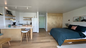 Un apartamento moderno con cocina, comedor y un dormitorio.