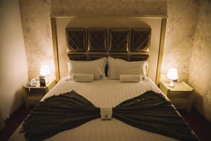 Literie de qualité, couette en duvet, lit avec matelas Tempur-Pedic