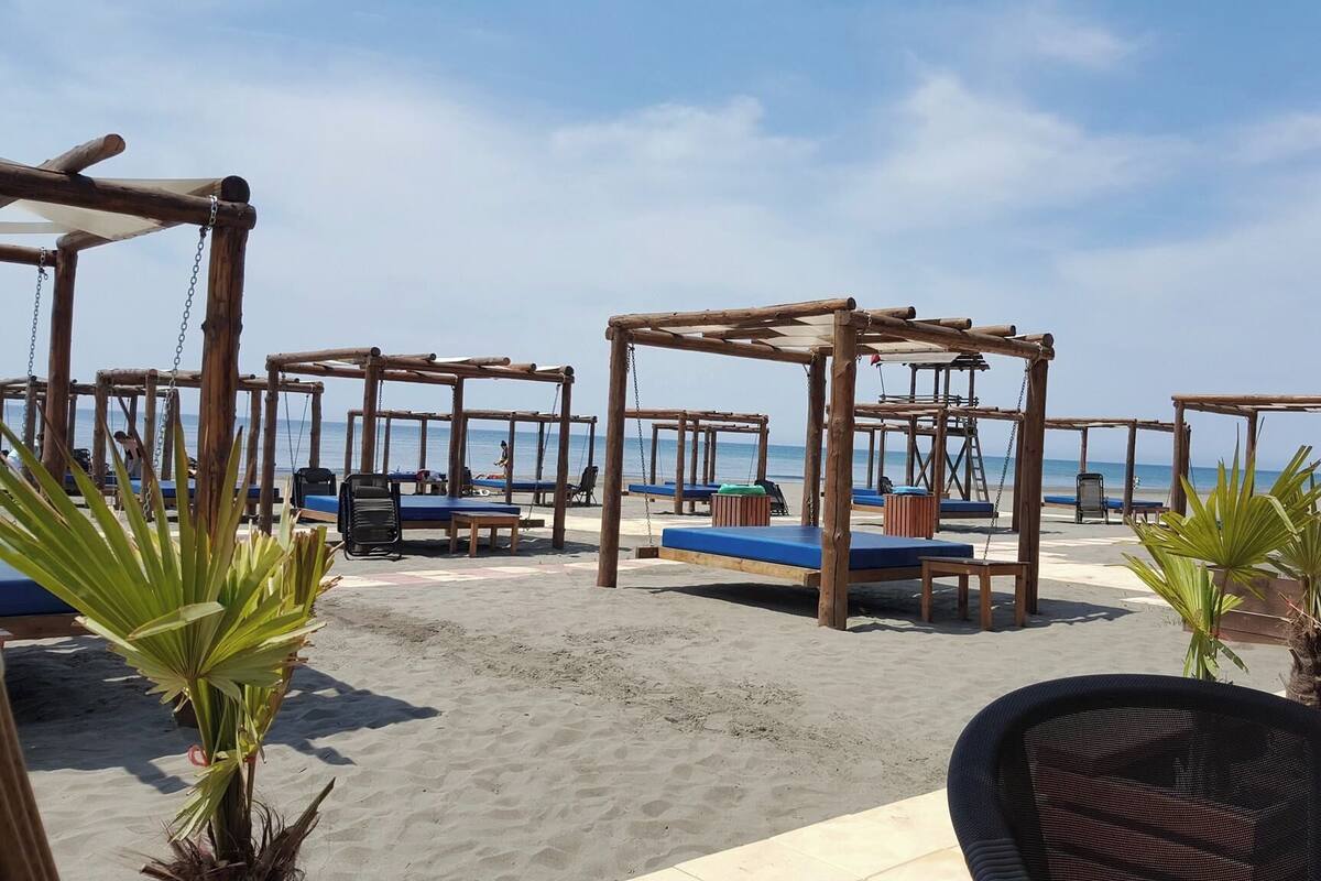 أغطية فراش متميزة وألحفة محشوة بالريش وأسرّة تيمبور بديك وميني بار
