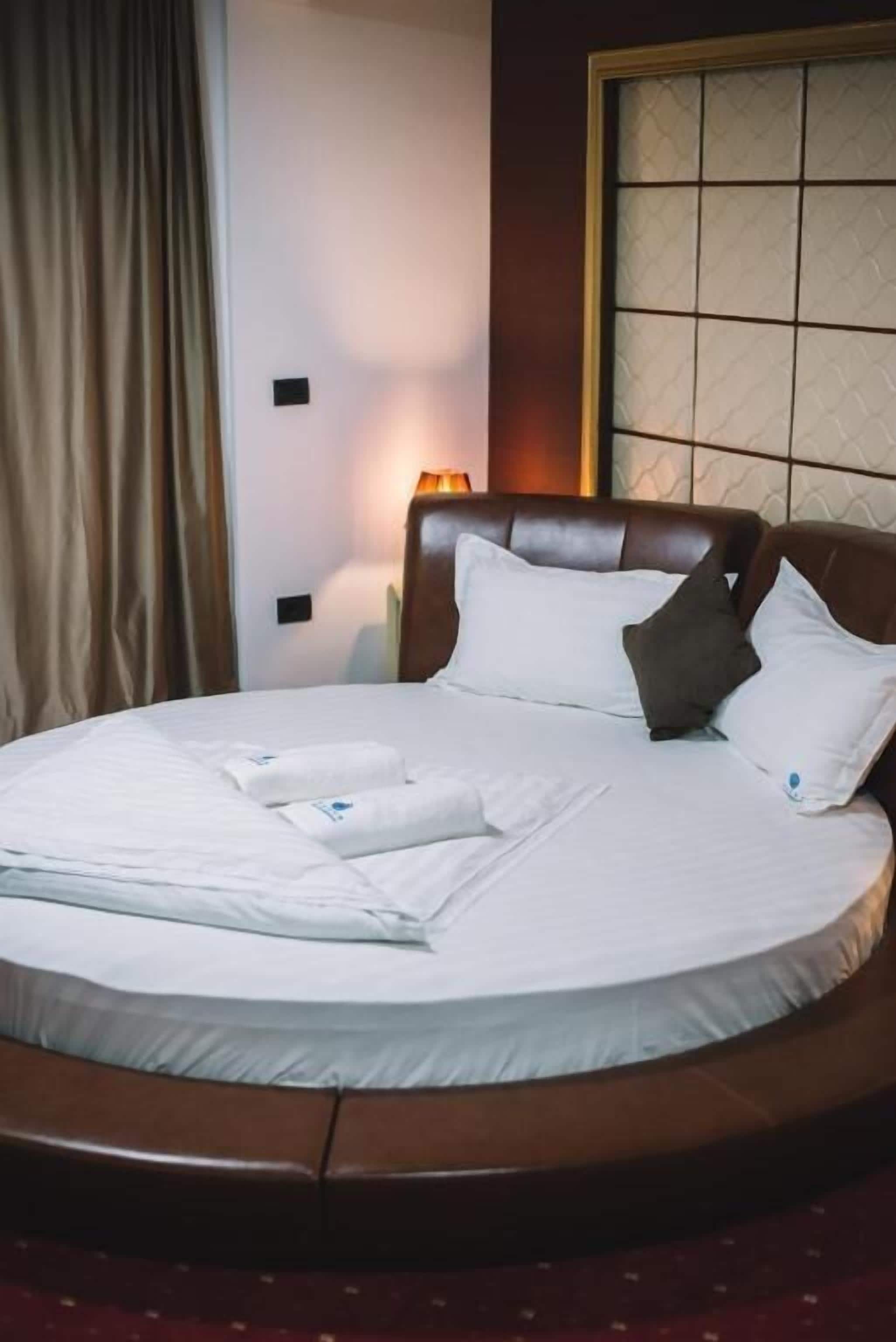 华丽双人房, 1 间卧室, 按摩浴缸, 城市景观 | 高档床上用品、羽绒被、泰普尔床垫、迷你吧