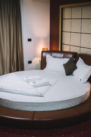 Chambre Deluxe double, 1 chambre, baignoire à jets, vue sur la ville | Literie de qualité, couette en duvet, lit avec matelas Tempur-Pedic