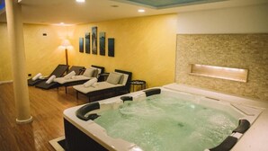 A spa room with a hot tub, lounge chairs, and a massage table. - Petriti & spa (Ulcinj)
