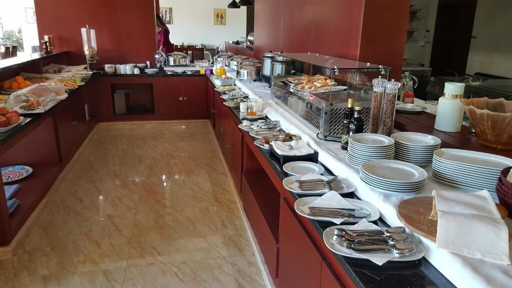 Una mesa de buffet con distintos alimentos y salsas.