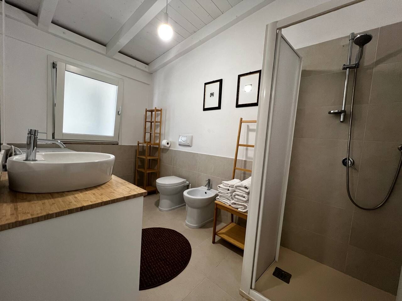 Een douche, een haardroger, handdoeken