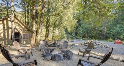 Close to Mt Hood Skibowl: Retro Rhododendron Cabin