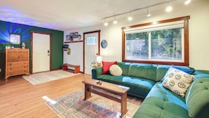 TV, DVD player, books - Mt Hood Launchpad! Cozy Retro Rhododendron Cabin (Rhododendron)