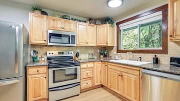 Fridge, microwave, stovetop, dishwasher