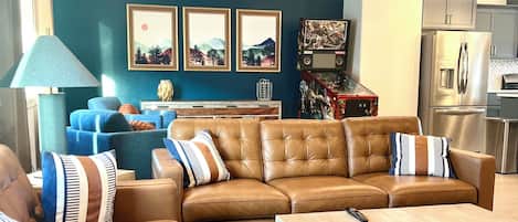 Una Smart TV, una chimenea, videojuegos
