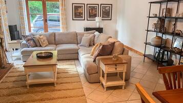 Smart-tv, een open haard en een dvd-speler