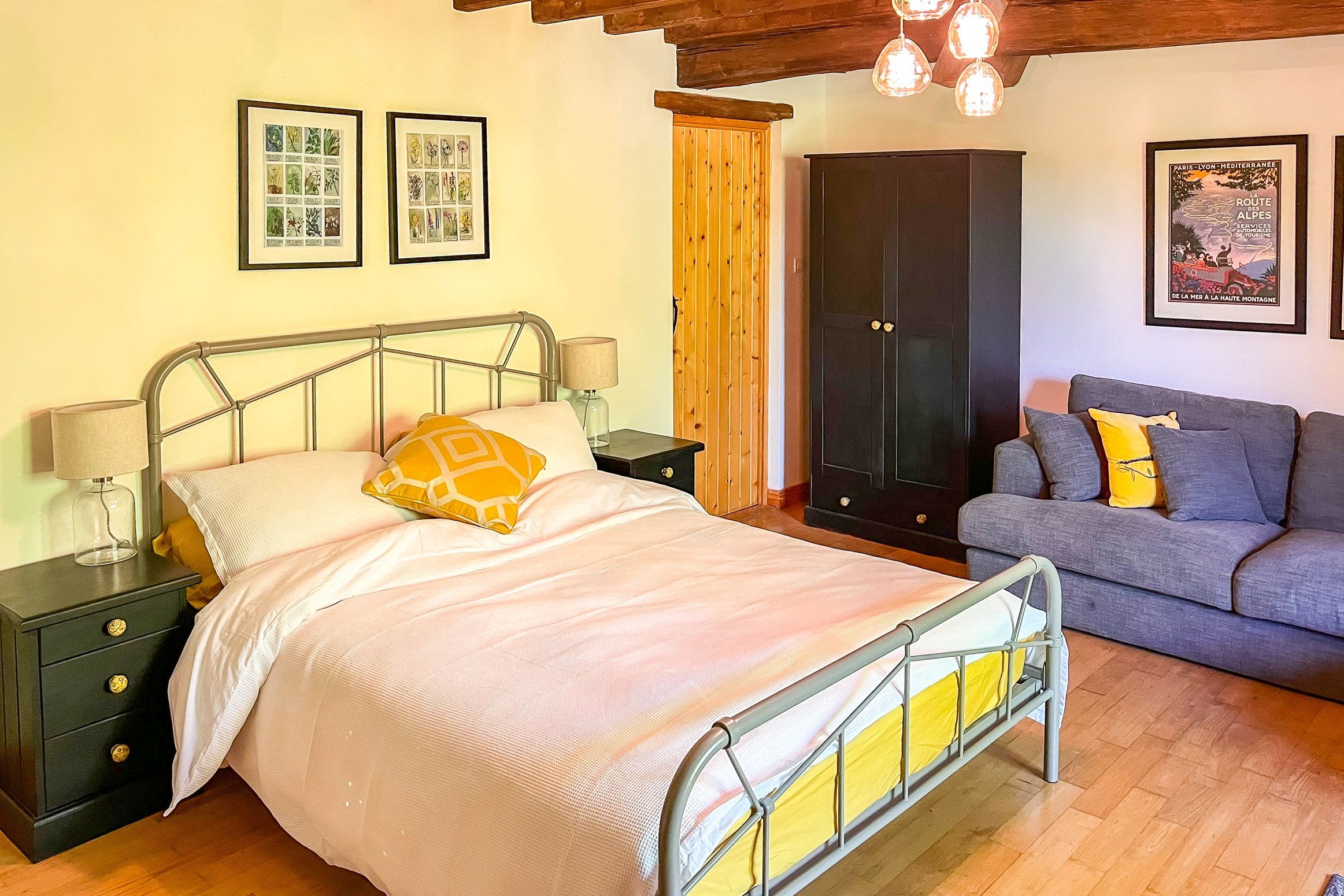 3 bedrooms, iron/ironing board, WiFi, bed sheets