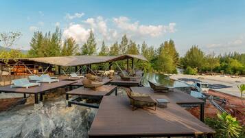 屋外ダイニングエリア