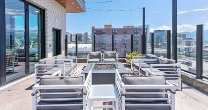 Rooftop Pool + Hot tub | Gym | King Bed | Parking