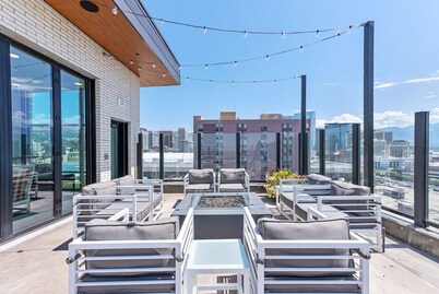 Rooftop Pool + Hot tub | Gym | King Bed | Parking