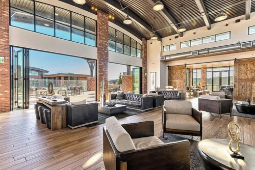 Delta + Salt Palace + Gym + King Bed + Golf Simulator