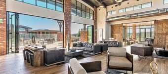 Delta + Salt Palace + Gym + King Bed + Golf Simulator