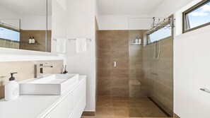 Douche, sèche-cheveux, serviettes fournies