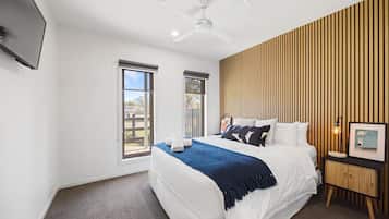 3 bedrooms, desk, travel cot, free WiFi
