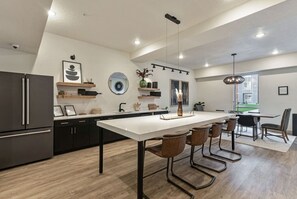 Réfrigérateur, four à micro-ondes, un four, surface de cuisson