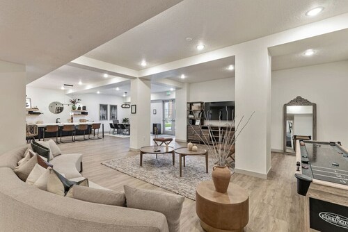 Pool + Hot tub | King Bed | Game Room | Parking