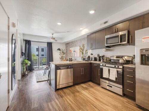 DT SLC | King Bed | Gym | Parking | Walk Score 90