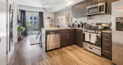 DT SLC | King Bed | Gym | Parking | Walk Score 90