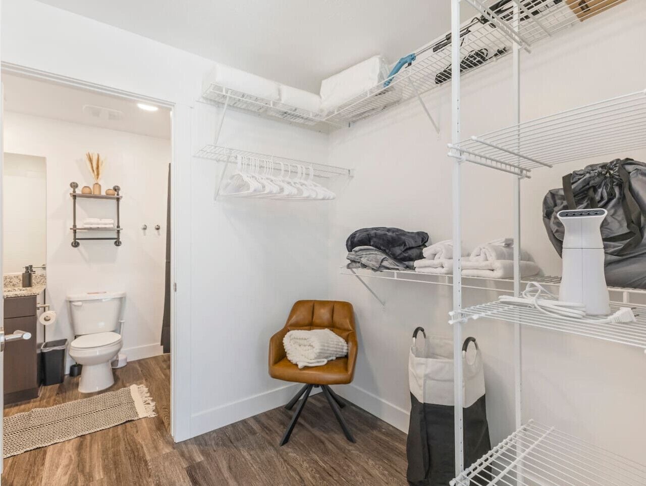 Ein kleines Badezimmer mit Toilette, Waschbecken und Duschbereich.