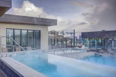 LUX DT APT | Hot Tub+Pool | King Bed | Parking Lot