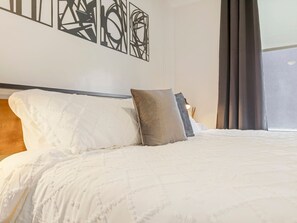 1 bedroom, desk, iron/ironing board, WiFi