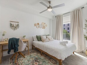 1 slaapkamer, een bureau, een strijkplank/strijkijzer, wifi
