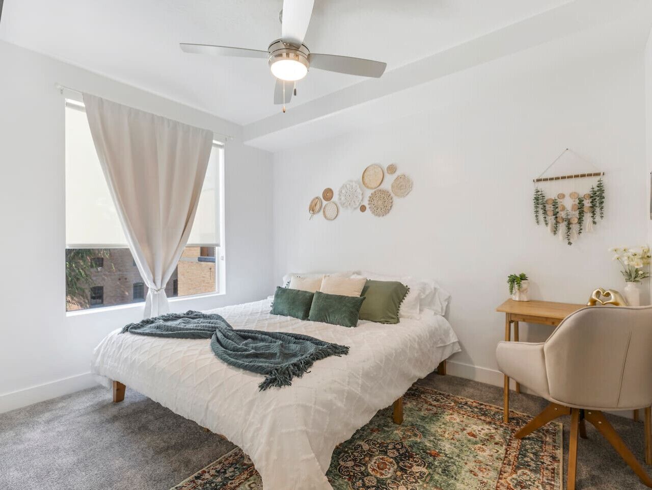 Une chambre à coucher avec un lit, un bureau et une chaise.