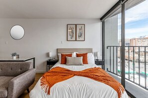 1 habitación, escritorio, tabla de planchar con plancha y wifi 