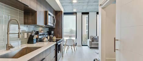 Kylskåp, mikrovågsugn, ugn och spishäll