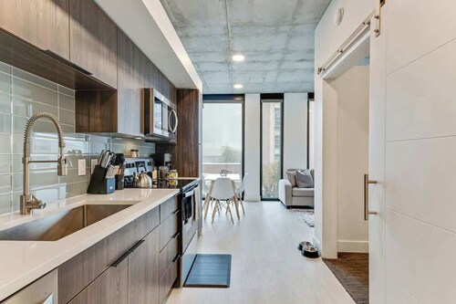 Lux Downtown APT + Pool + Hot tub + King Bed + Parking