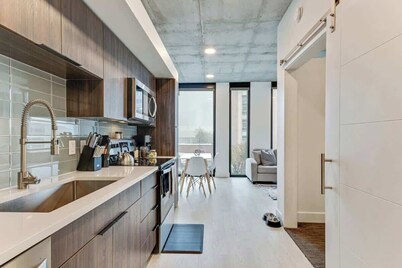 Lux Downtown APT + Pool + Hot tub + King Bed + Parking