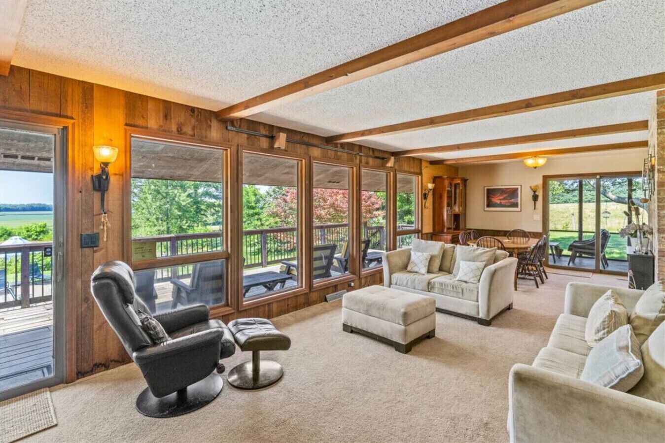 Télévision, cheminée, table de tennis de table