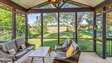 Télévision, cheminée, table de tennis de table