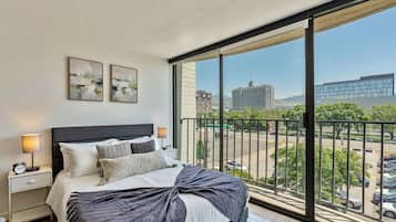 1 dormitorio, tabla de planchar con plancha, wifi y ropa de cama