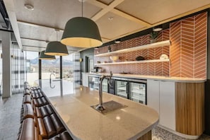 Geladeira, micro-ondas, fogão, cooktop