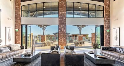 1min Delta + Salt Palace |King Bed | Gym