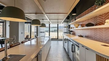 Geladeira, micro-ondas, fogão, cooktop