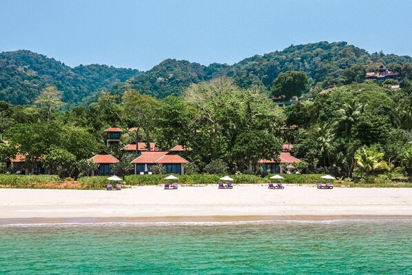Sulla spiaggia, lettini da mare